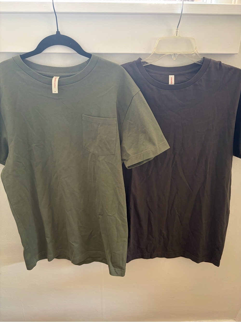 Known Supply T-shirt bundle - 2 shirts in size M
Olive green and black